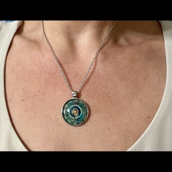 *NEW* Unique sunburst silver tone necklace - Picture 2 of 9